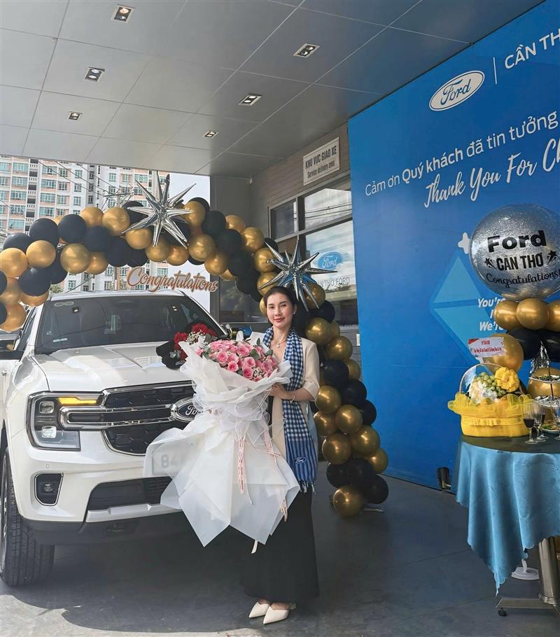 Giao Everest 4x4 2025 cho Tiktoker Hương Miền Tây